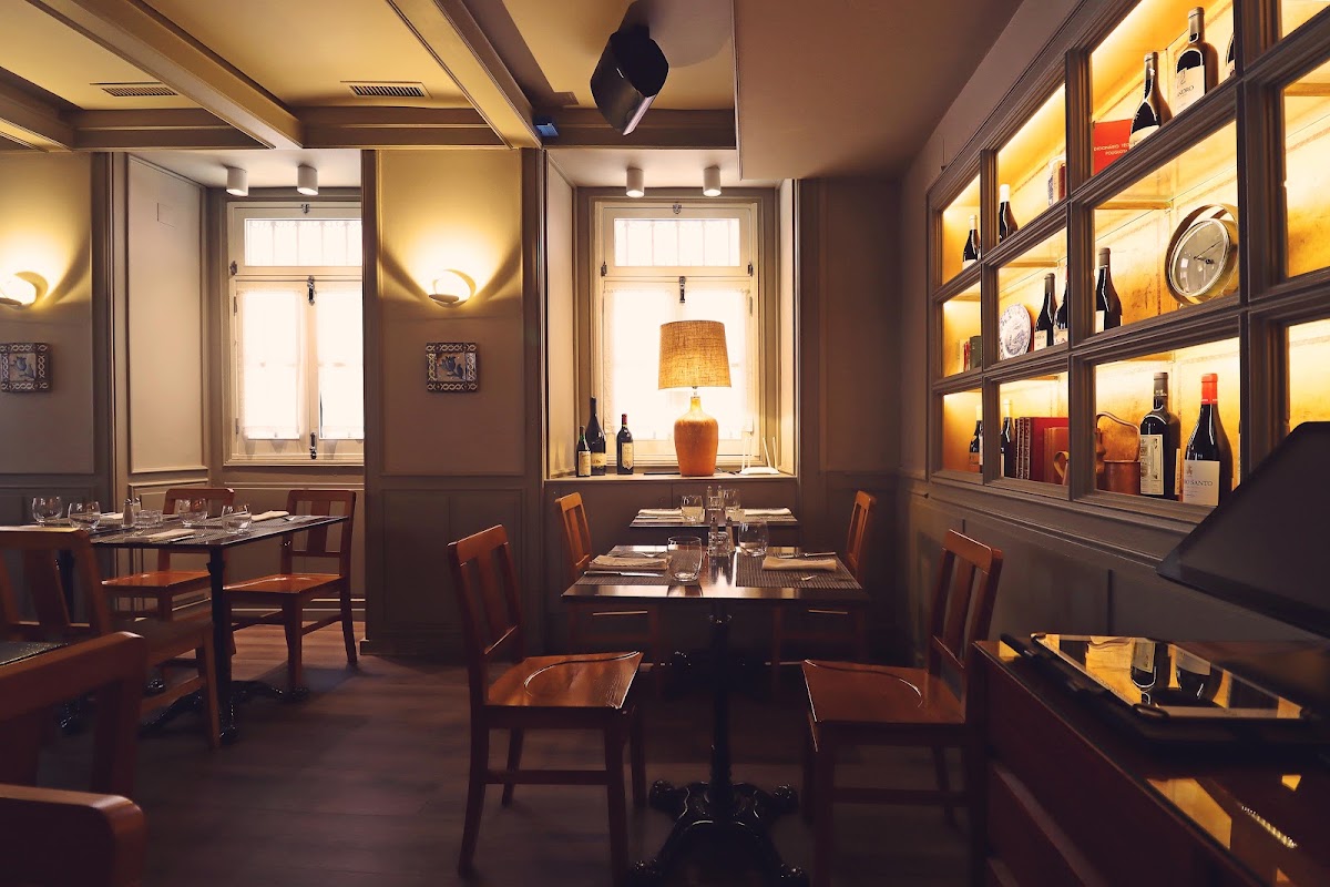 The Queen Ale warm dining room